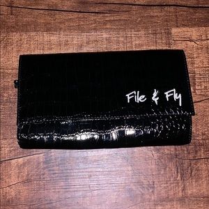 Black traveling clutch